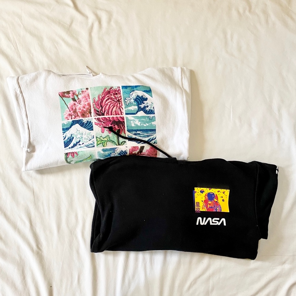 2 Hoodies lightly worn (unisex s)